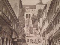 Uspinjača, tj. parna željeznica na željeznim užadima. Vodi iz donjega u gornji grad, na Strossmayerovo šetalište (fotografija lz 1922 g. A. Reiss i J. Čaklović)  Službeno je puštena u pogon 8. listopada 1890., a s radom je počela 23. travnja 1893. godine. Isprva je bila na parni pogon koji je 1934. zamijenjen električnim.